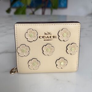 NWOT Coach Snap Wallet with Floral Appliqué in Moonlight Yellow Leather CAP16
